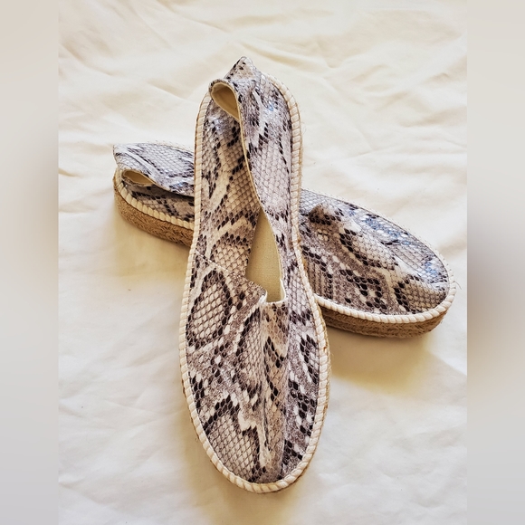 2 for 1 JustFab Loafers Snake skin look brand new in box - Picture 5 of 16
